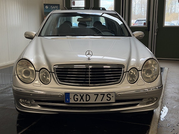 Mercedes-Benz E500 7 of 27
