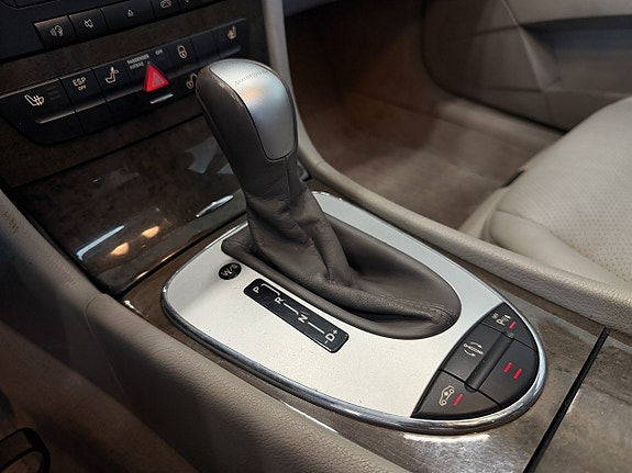 Mercedes-Benz E500 17 of 27