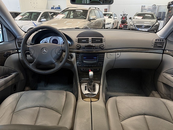 Mercedes-Benz E500 23 of 27