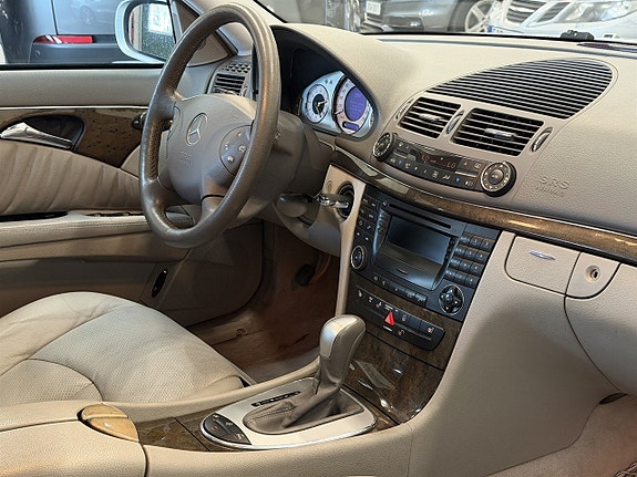 Mercedes-Benz E500 14 of 27