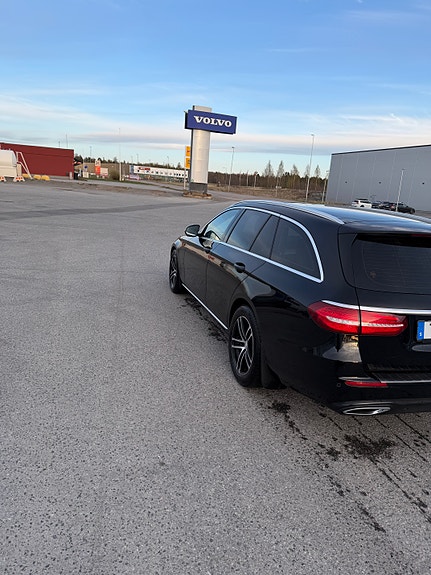 Mercedes-Benz E220 4 of 5