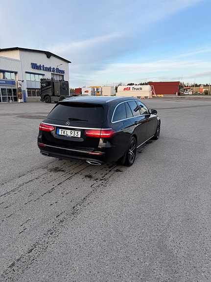 Mercedes-Benz E220 3 of 5