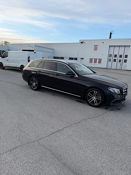 Mercedes-Benz E220 2 of 5