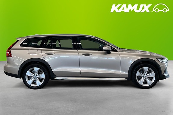 Volvo V60 Cross Country 2 of 5