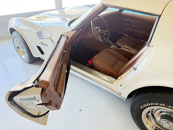 Chevrolet Corvette 9 of 14