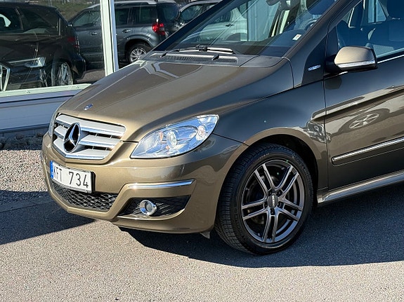 Mercedes-Benz B180 3 of 5