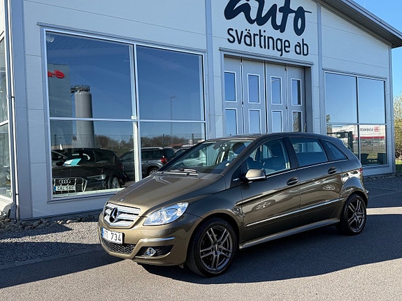 Mercedes-Benz B180 2 of 5