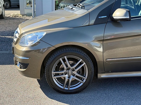 Mercedes-Benz B180 4 of 5