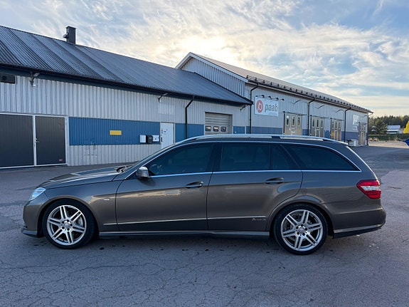 Mercedes-Benz E220 2 of 5