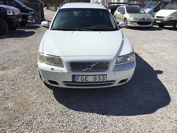Volvo V70 3 of 5