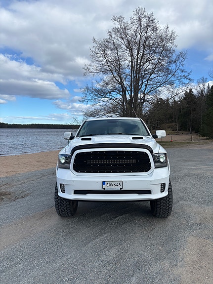 Dodge RAM 1500 2 of 9