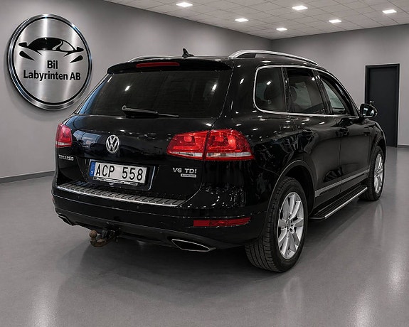 Volkswagen Touareg 2 of 5