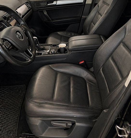 Volkswagen Touareg 3 of 5