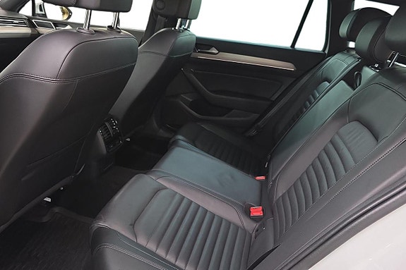 Volkswagen Passat 13 of 20