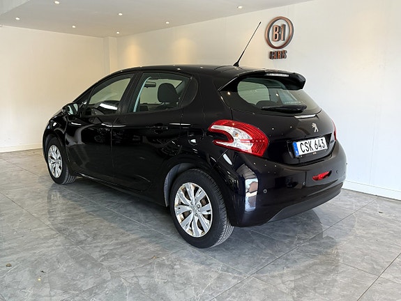 Peugeot 208 3 of 5