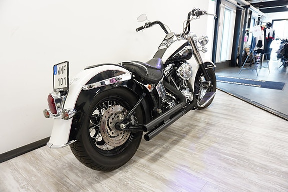 Harley-Davidson Softail Deluxe FLSTNI 3 of 5