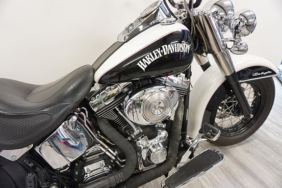 Harley-Davidson Softail Deluxe FLSTNI 4 of 5