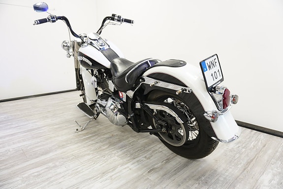 Harley-Davidson Softail Deluxe FLSTNI 6 of 10