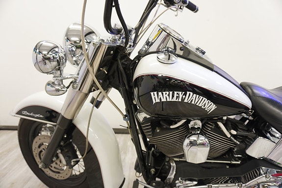 Harley-Davidson Softail Deluxe FLSTNI 7 of 10
