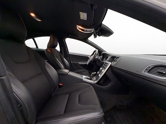 Volvo S60 Cross Country 21 of 28