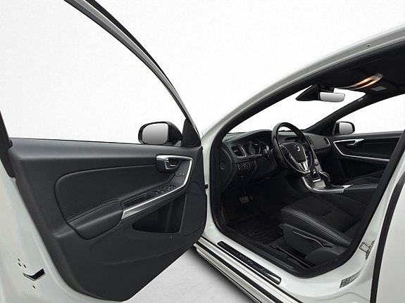 Volvo S60 Cross Country 8 of 28