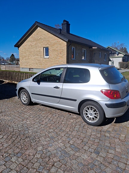 Peugeot 307 2 of 5