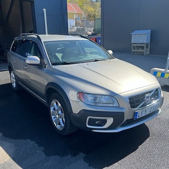 Volvo XC70 2 of 14