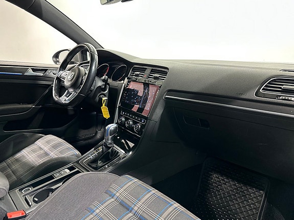 Volkswagen Golf VII 10 of 12