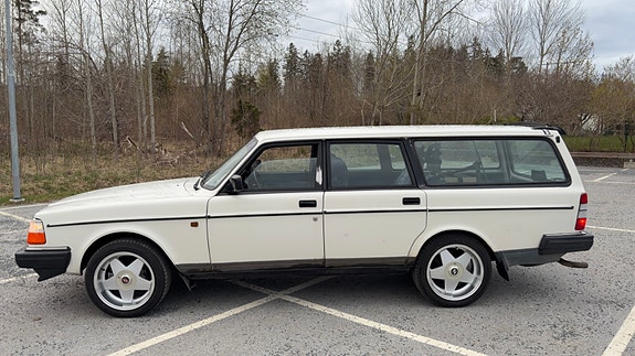 Volvo 240 8 of 30