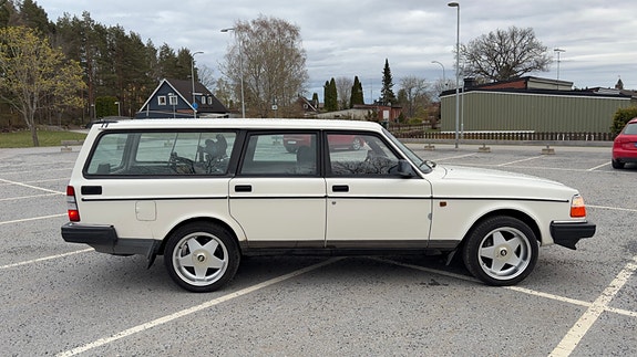 Volvo 240 4 of 30