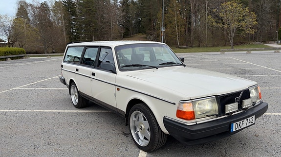 Volvo 240 2 of 30