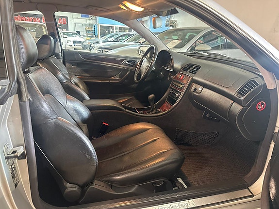 Mercedes-Benz CLK200 9 of 12