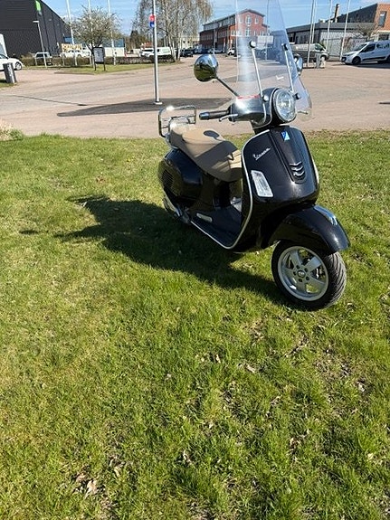 Piaggio Vespa GTS 300 GTS 300 2 of 5