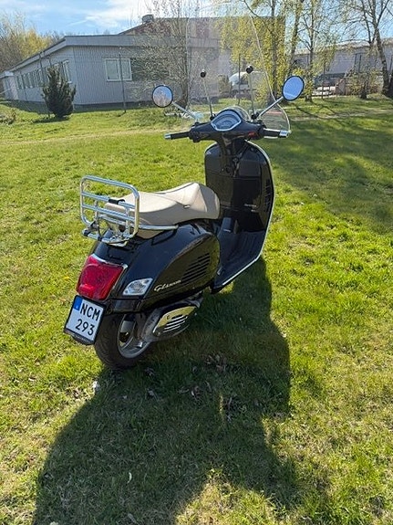 Piaggio Vespa GTS 300 GTS 300 3 of 5