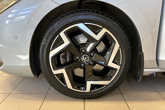 Volkswagen Passat 12 of 14