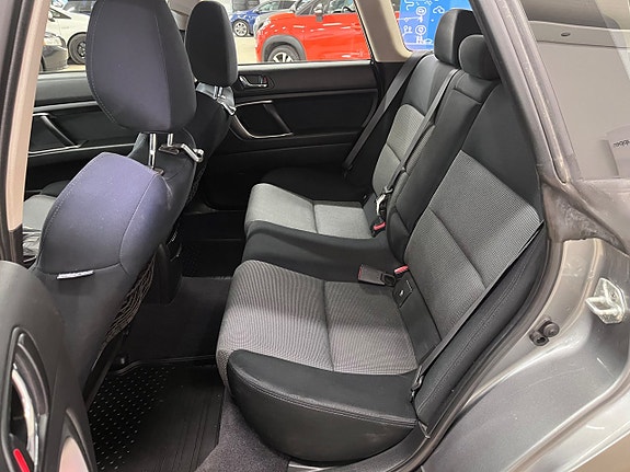 Subaru Legacy 9 of 14