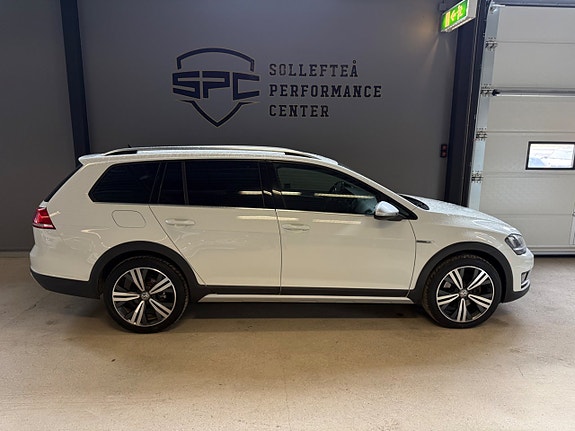 Volkswagen Golf Alltrack 2 of 5