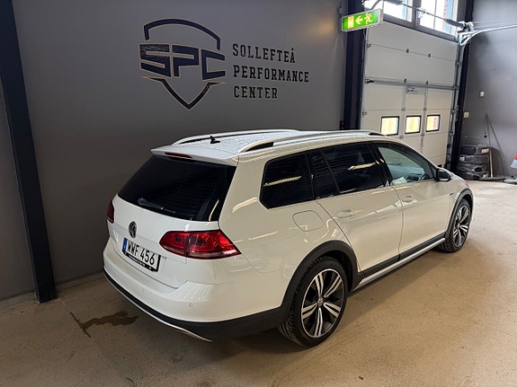 Volkswagen Golf Alltrack 3 of 5
