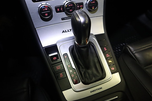 Volkswagen Passat Alltrack 10 of 17