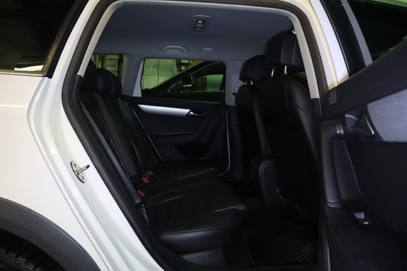 Volkswagen Passat Alltrack 14 of 17