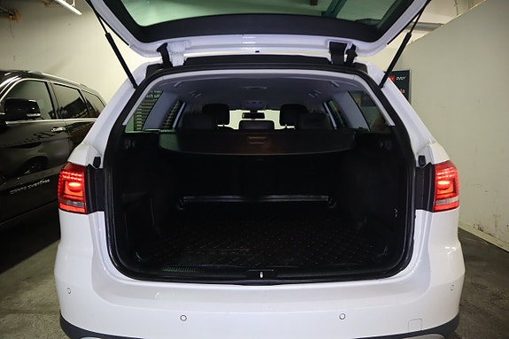 Volkswagen Passat Alltrack 12 of 17