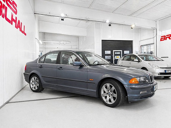 BMW 320 2 of 11