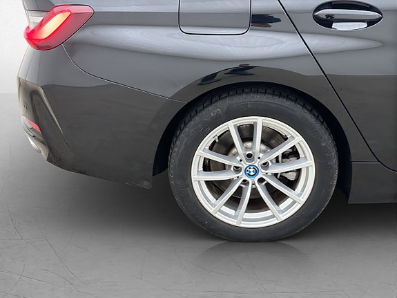 BMW 330e 29 of 30