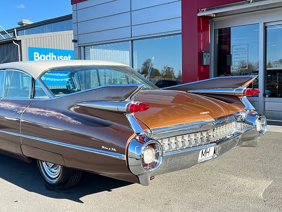 Cadillac Deville 5 of 11