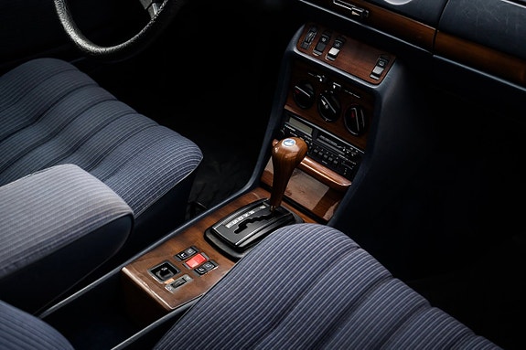 Mercedes-Benz 230 CE 22 of 24