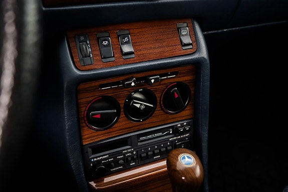 Mercedes-Benz 230 CE 15 of 24