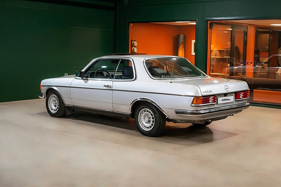 Mercedes-Benz 230 CE 3 of 5