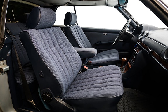 Mercedes-Benz 230 CE 19 of 24