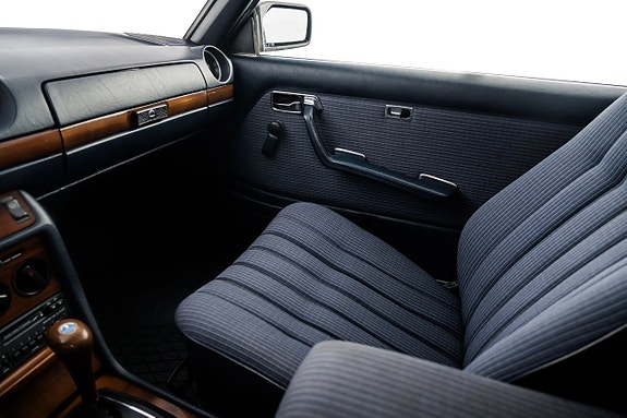 Mercedes-Benz 230 CE 17 of 24