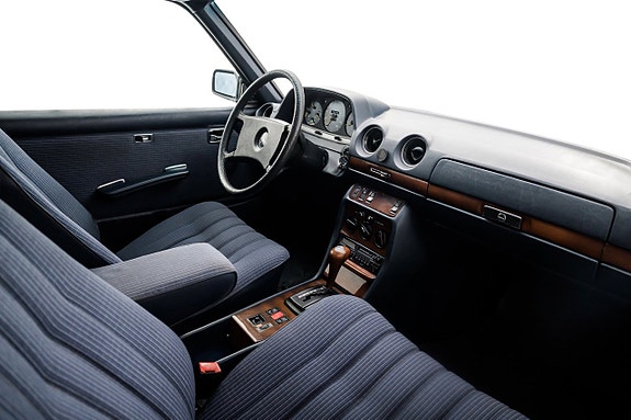 Mercedes-Benz 230 CE 21 of 24